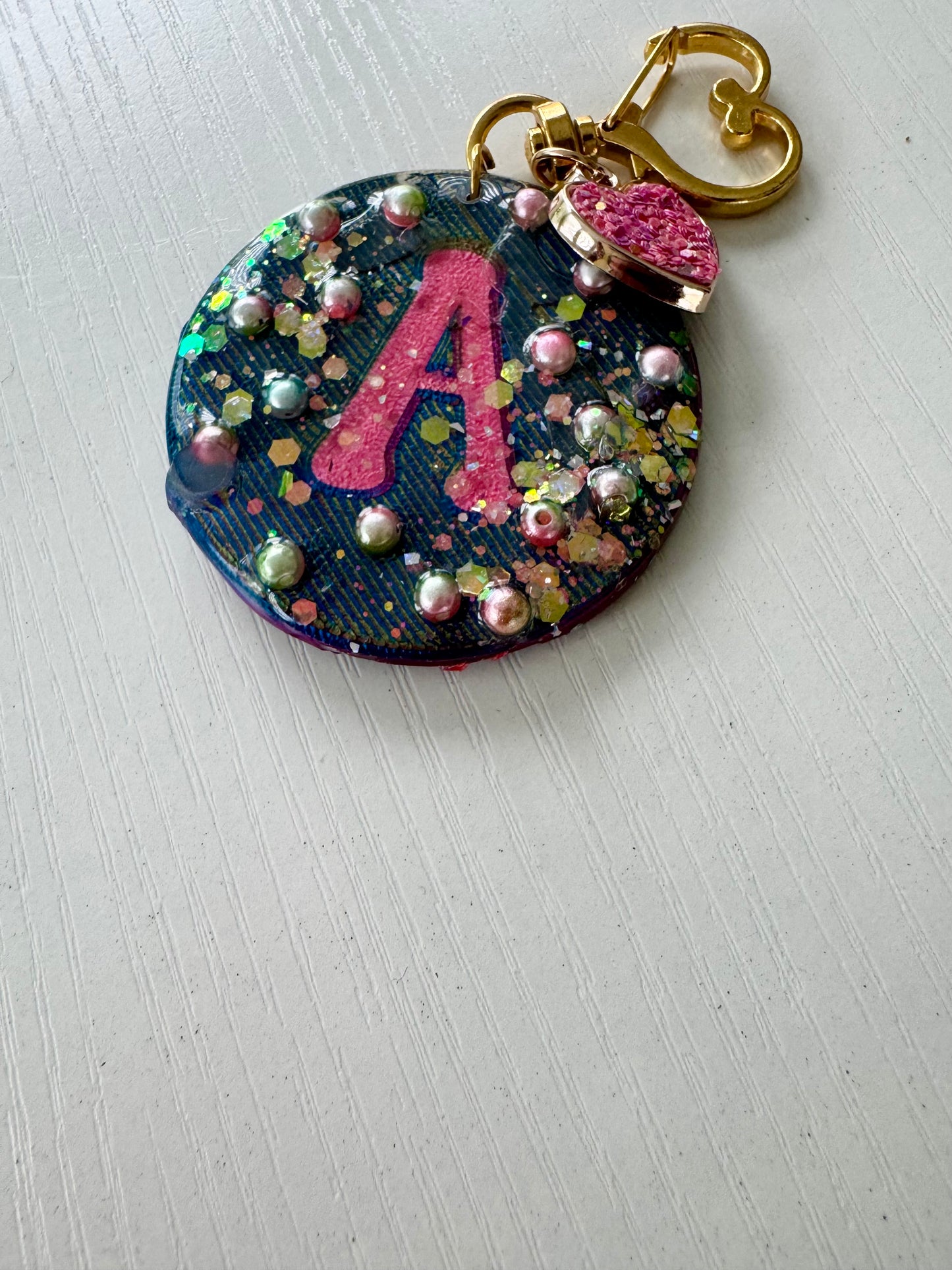 Sparkle Clutter Resin Initial Keycharm – Personalized Glitter Letter Keychain with Heart Charm