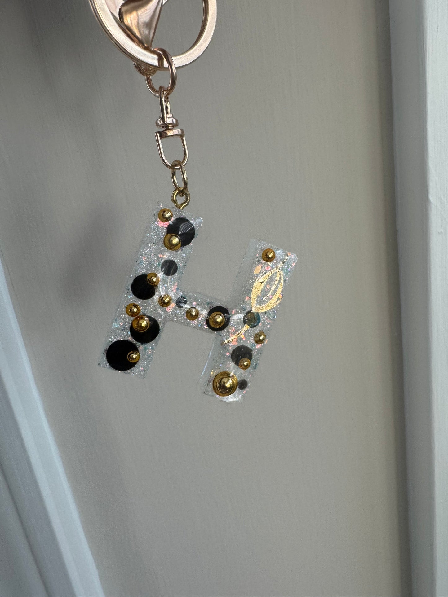 Custom Black & Gold Glitter Initial Keychain – Personalized Resin Letter Keycharm