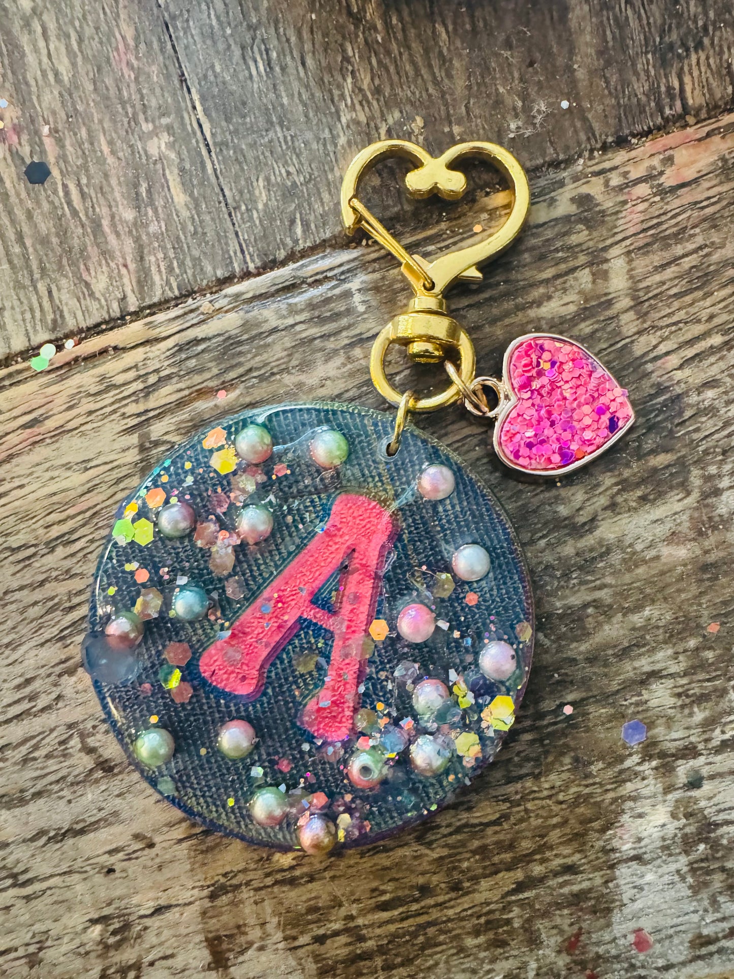 Sparkle Clutter Resin Initial Keycharm – Personalized Glitter Letter Keychain with Heart Charm